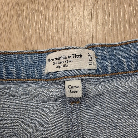 Abercrombie & Fitch Light Wash Mom Short High Rise Denim Shorts Curve Love Sz 22 - Picture 3 of 7
